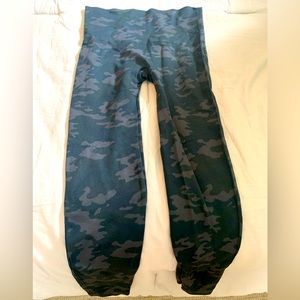 Spanx Camo 7/8 Leggings Size Large